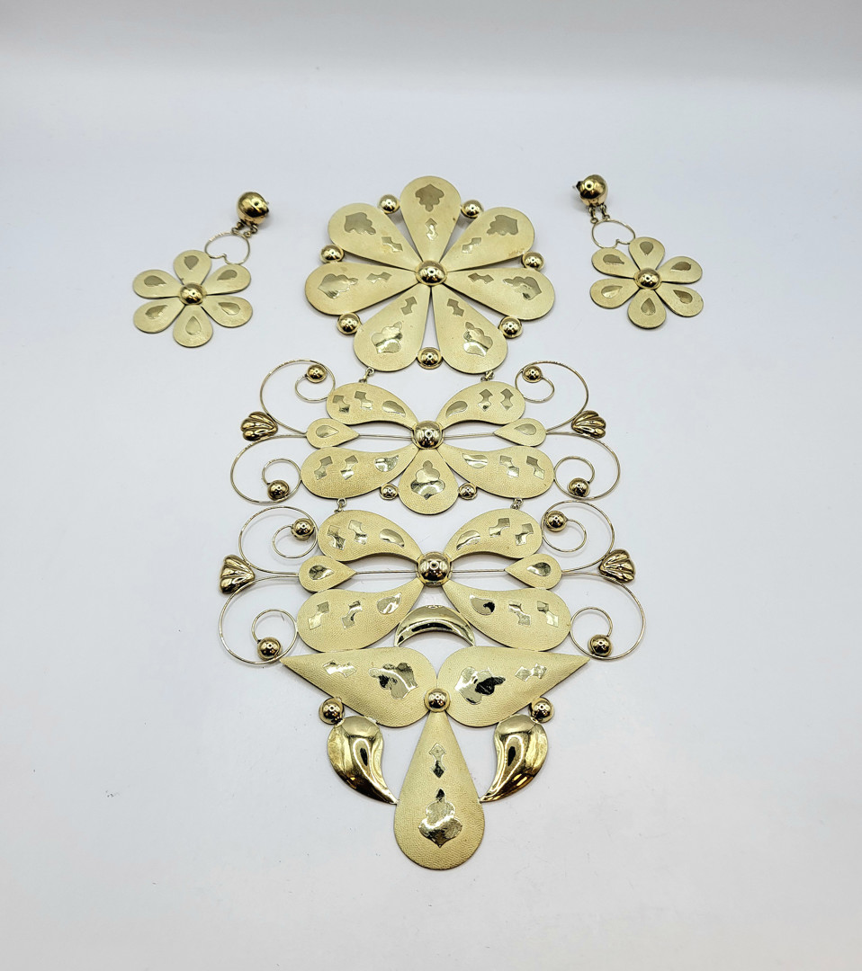 Collana e un paio orecchini oro metallo