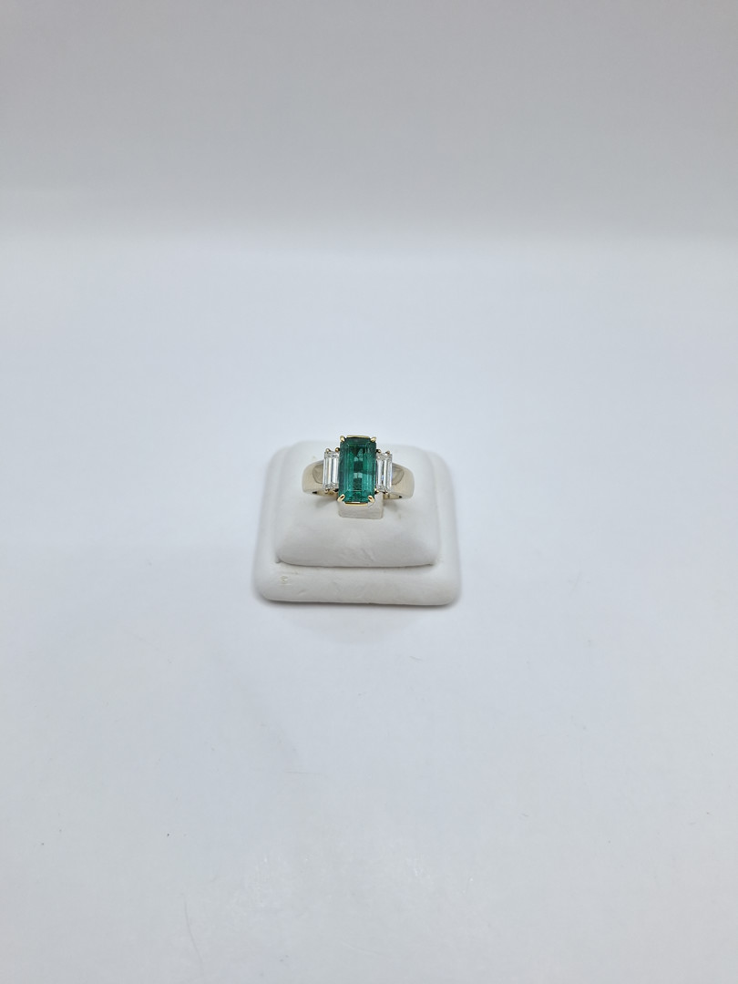 Anello oro pietra diamanti 