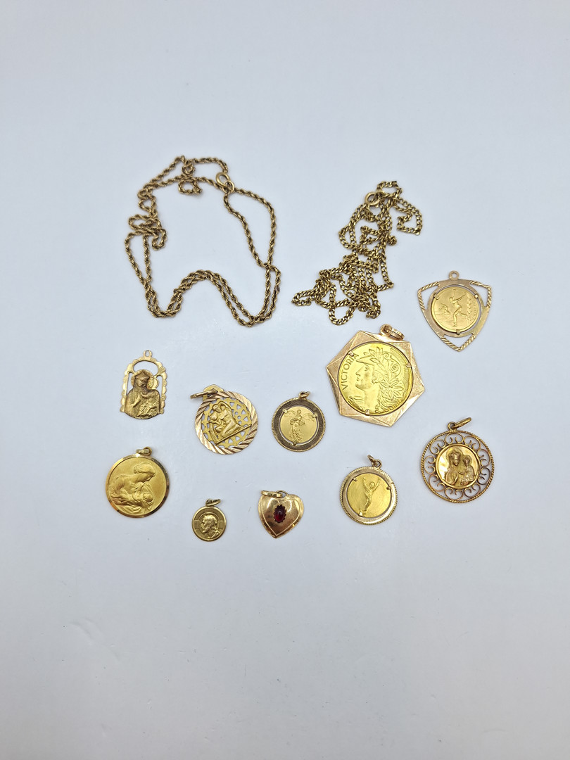 Vari oggetti in oro pietra 