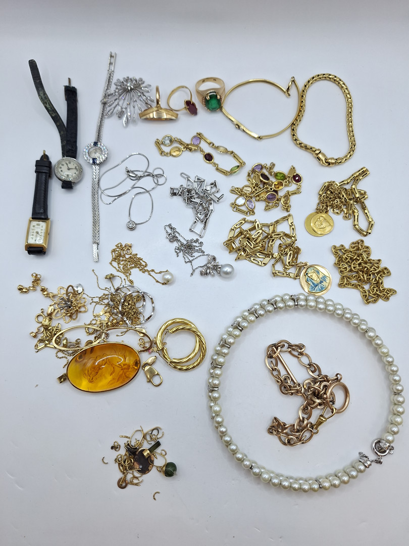 Vari oggetti in oro pietre diamantini perle 