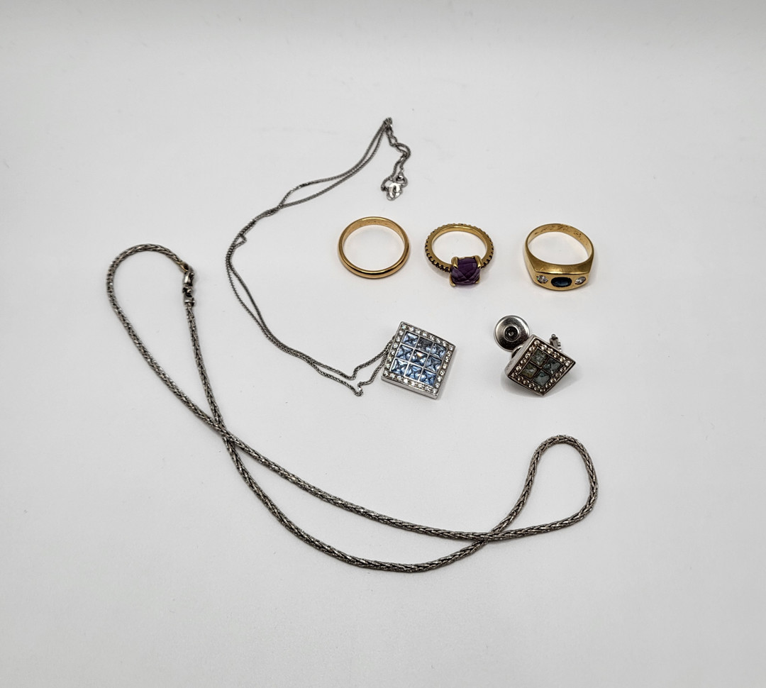 Vari oggetti in oro pietre diamantini