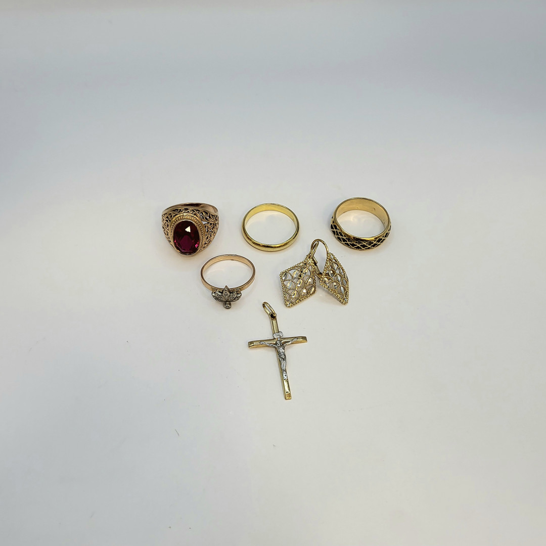 Vari oggetti in oro diamantini pietra