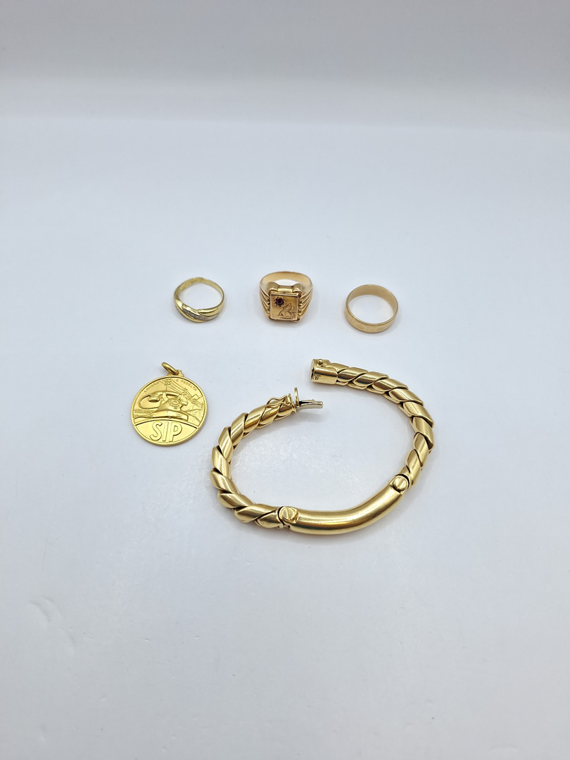 Tre anelli ciondolo e bracciale in oro pietra diamantini