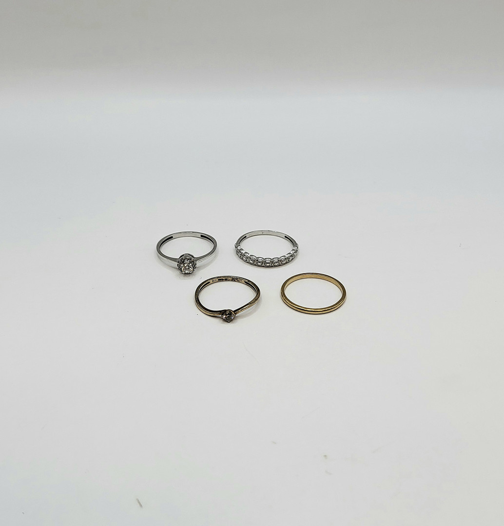 Quattro anelli oro pietre 