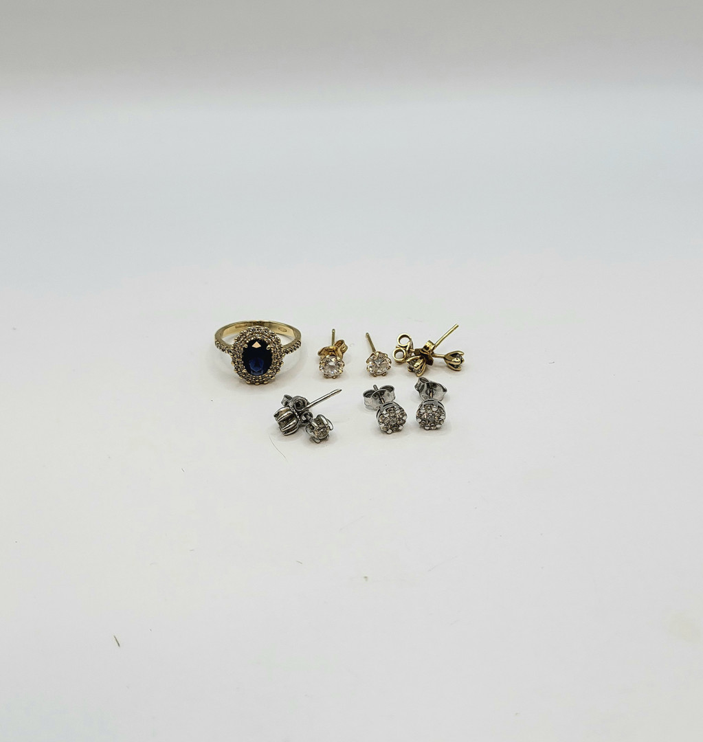 Vari oggetti oro pietre