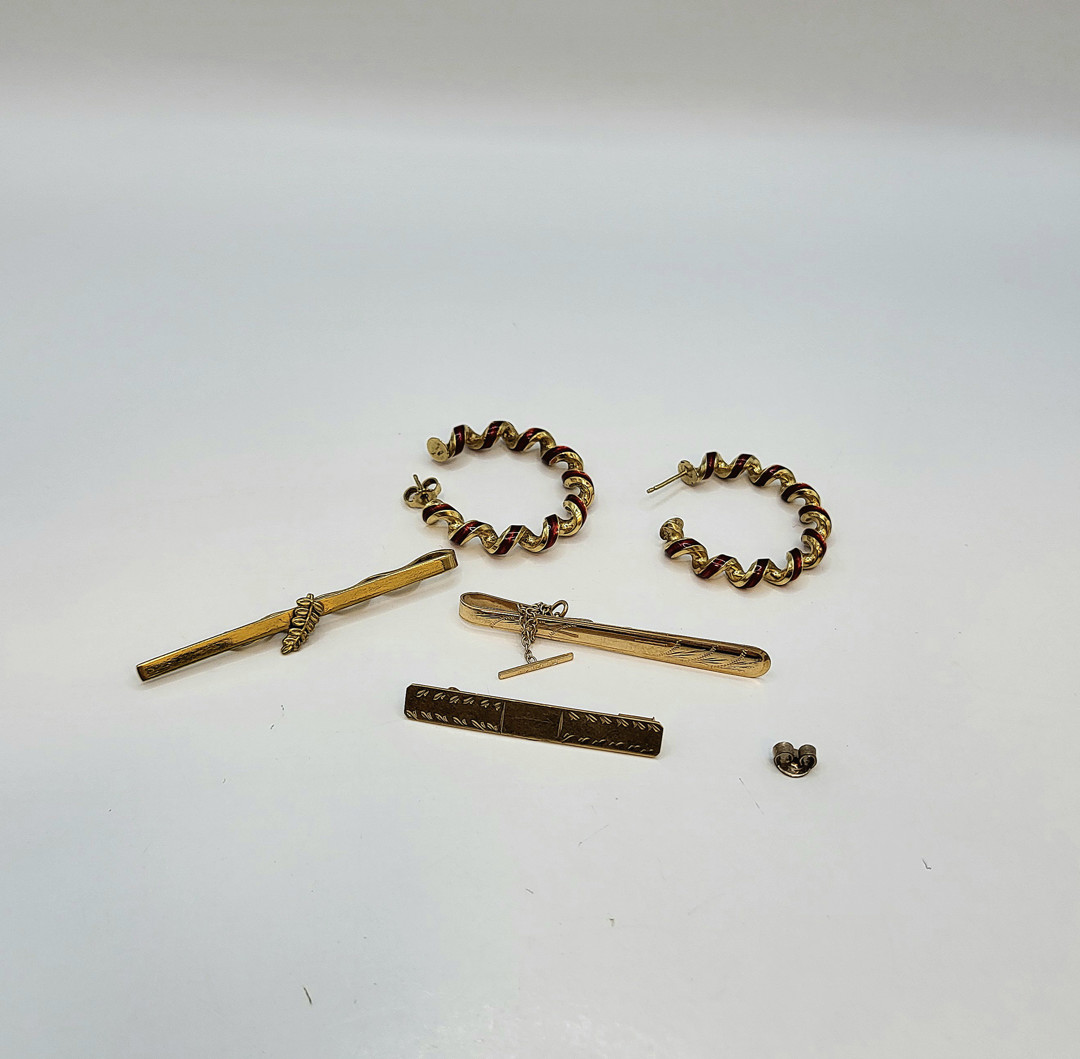 Vari oggetti oro smalti 