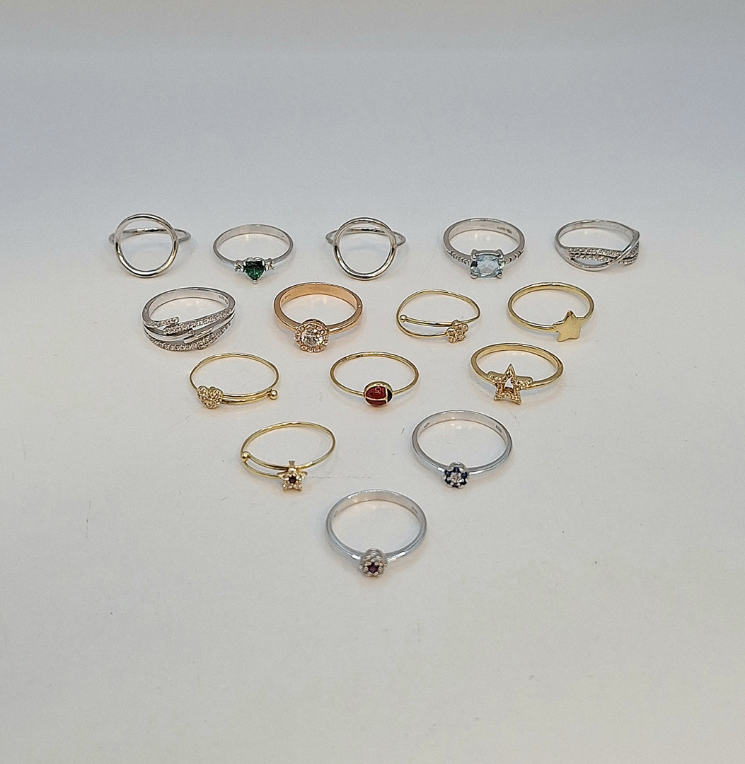 Quindici anelli oro pietre smalti