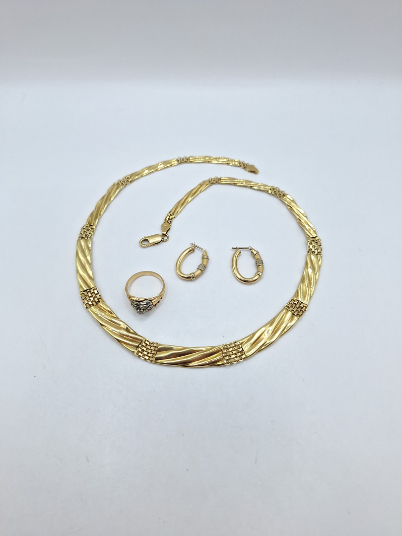 Collana anello e un paio orecchini oro 
