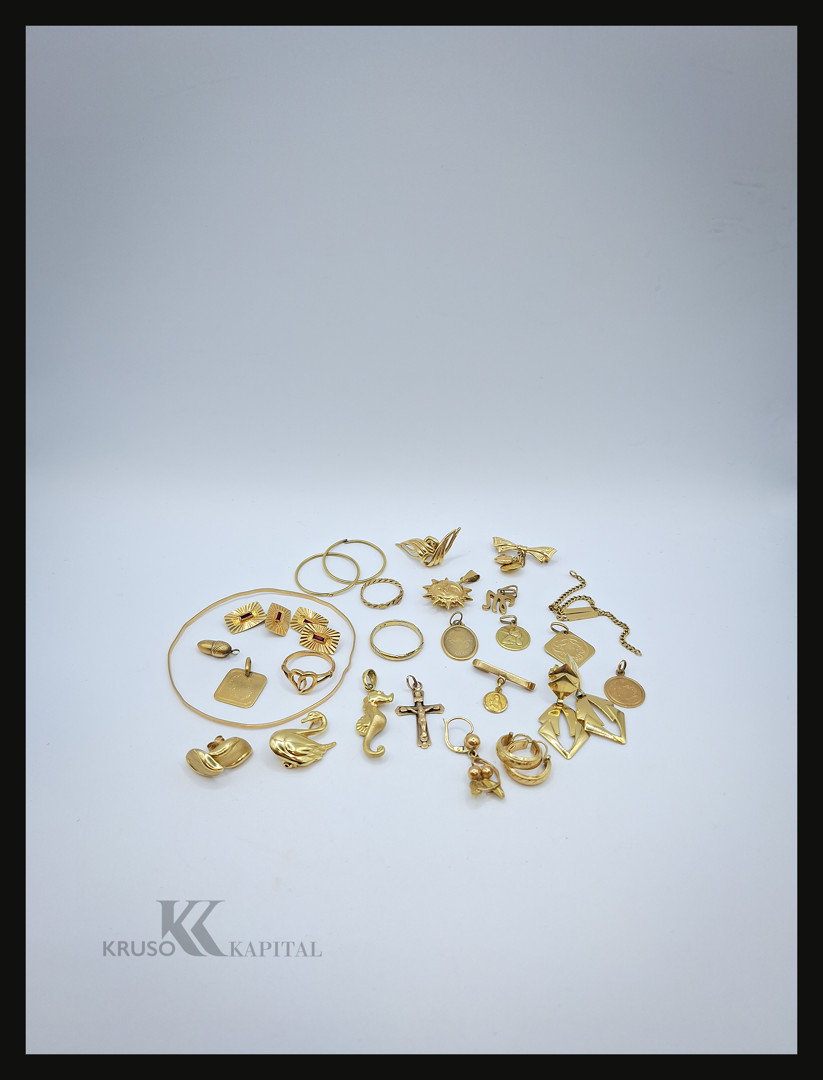 Vari oggetti in oro pietre