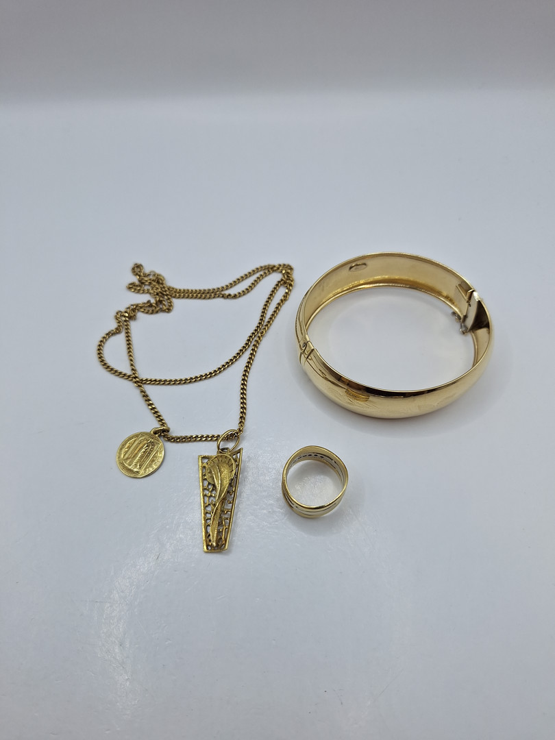 Vari oggetti in oro diamantini