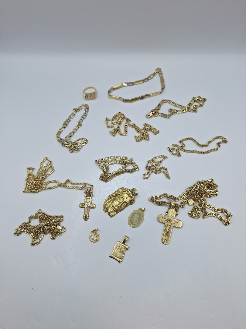 Vari oggetti in oro