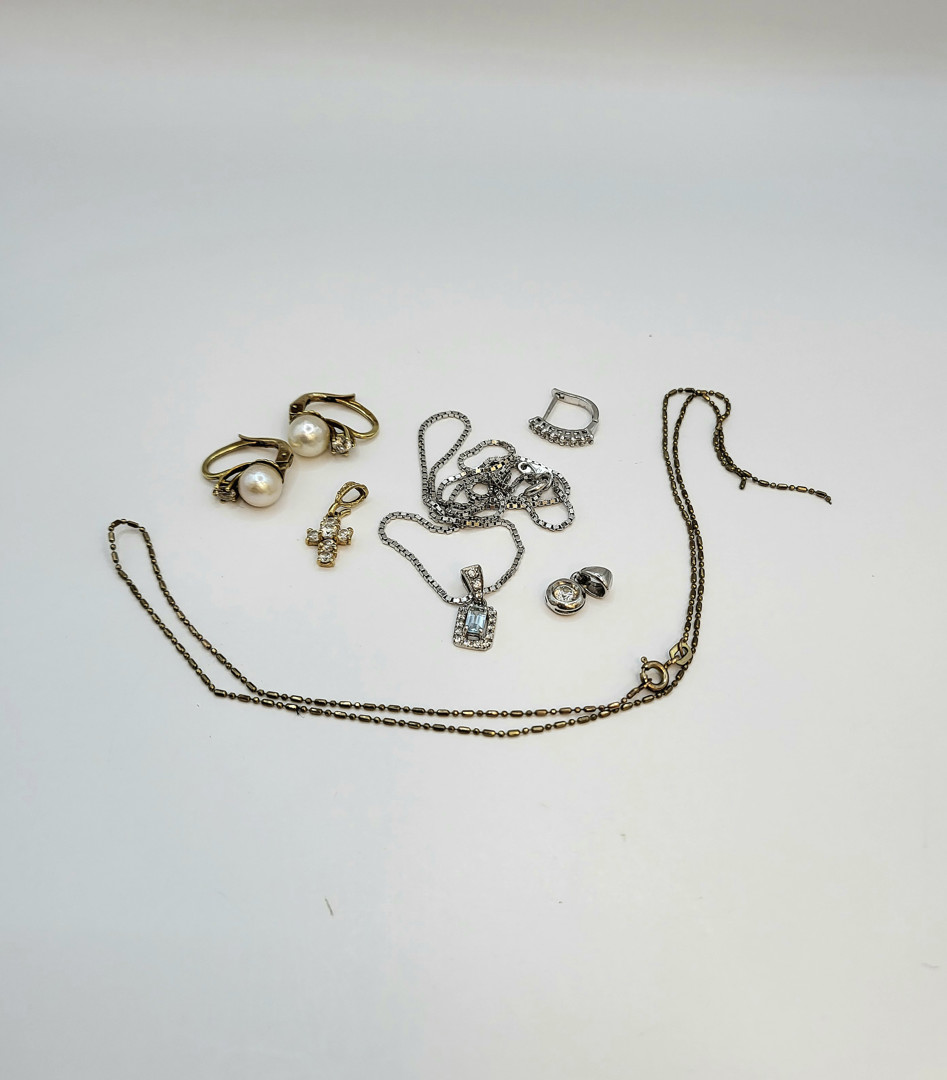 Vari oggetti oro pietre perle 