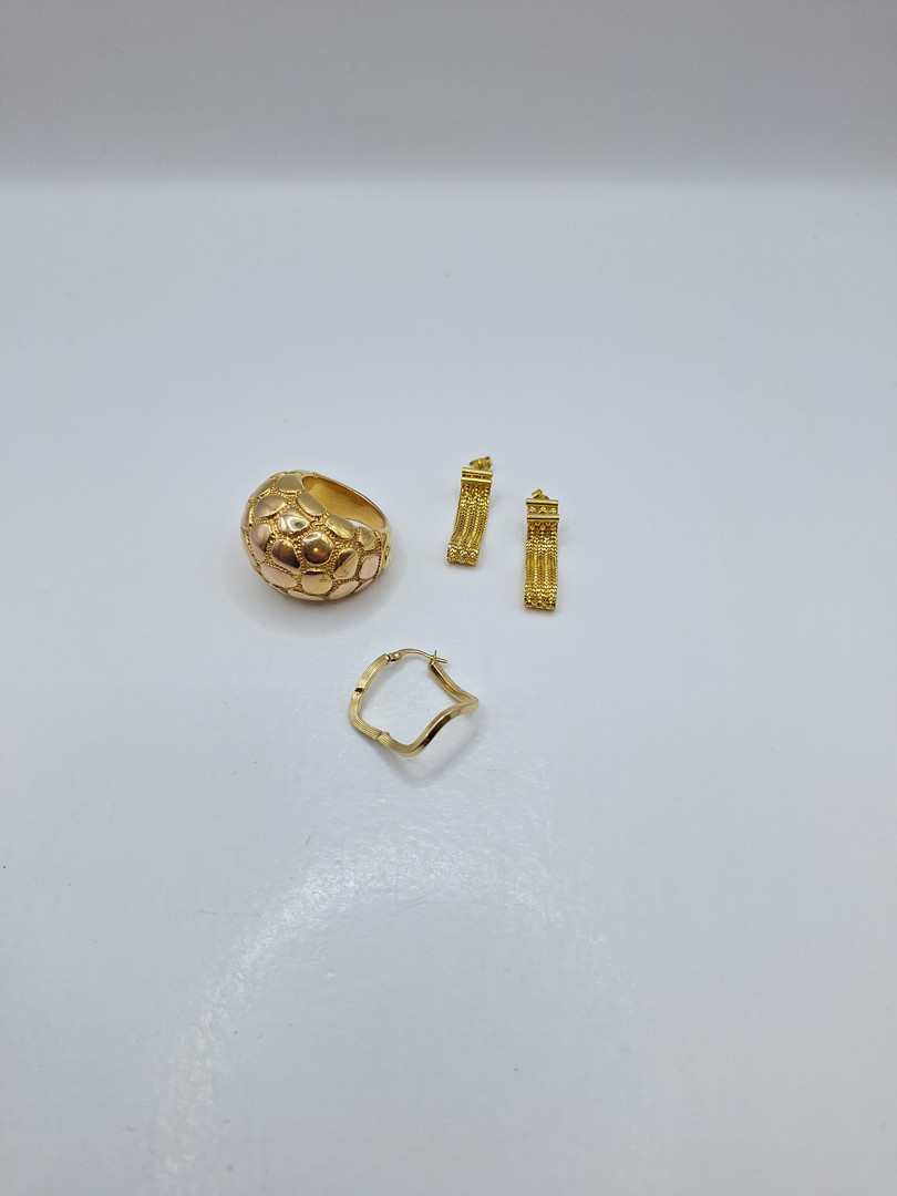 Tre orecchini e anello oro 