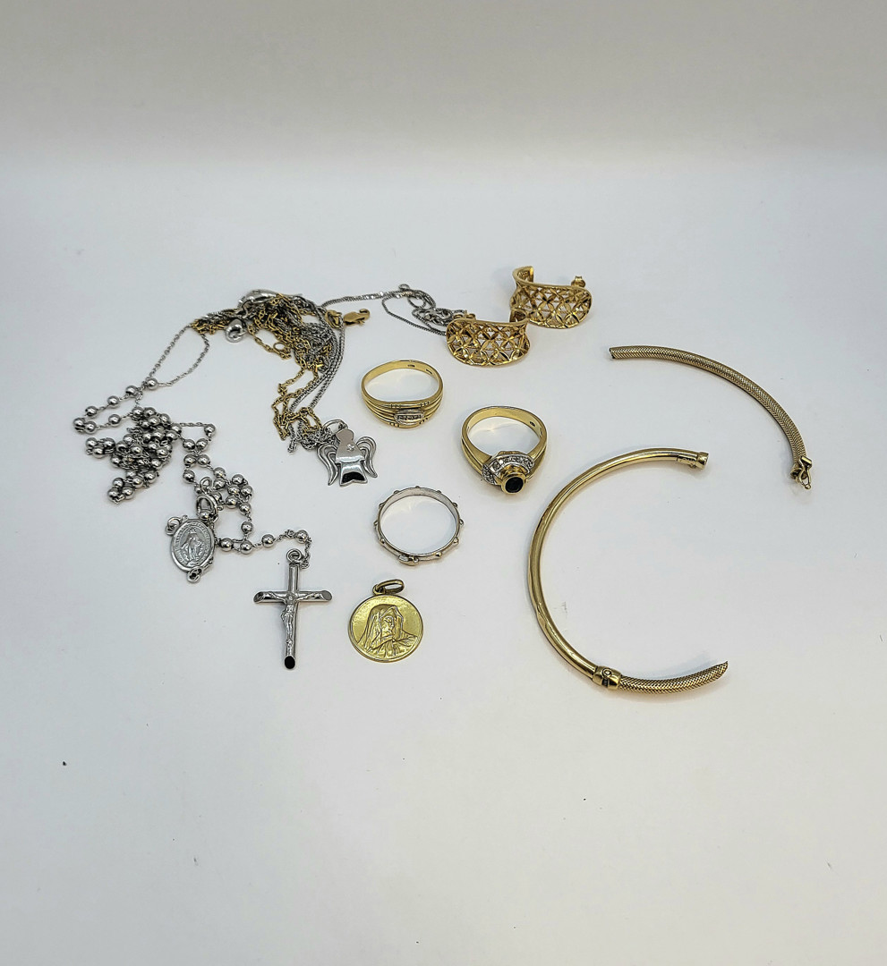 Vari oggetti in oro pietre diamantini