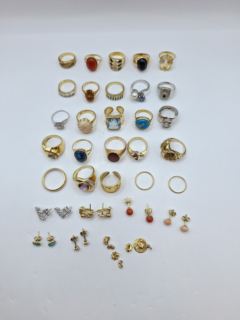 Vari oggetti in oro pietre diamantini perle 