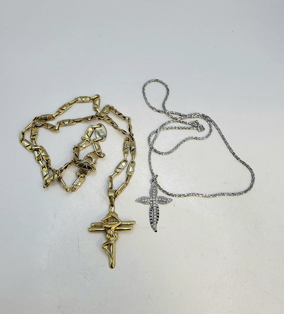 Due collane e due croci oro pietre