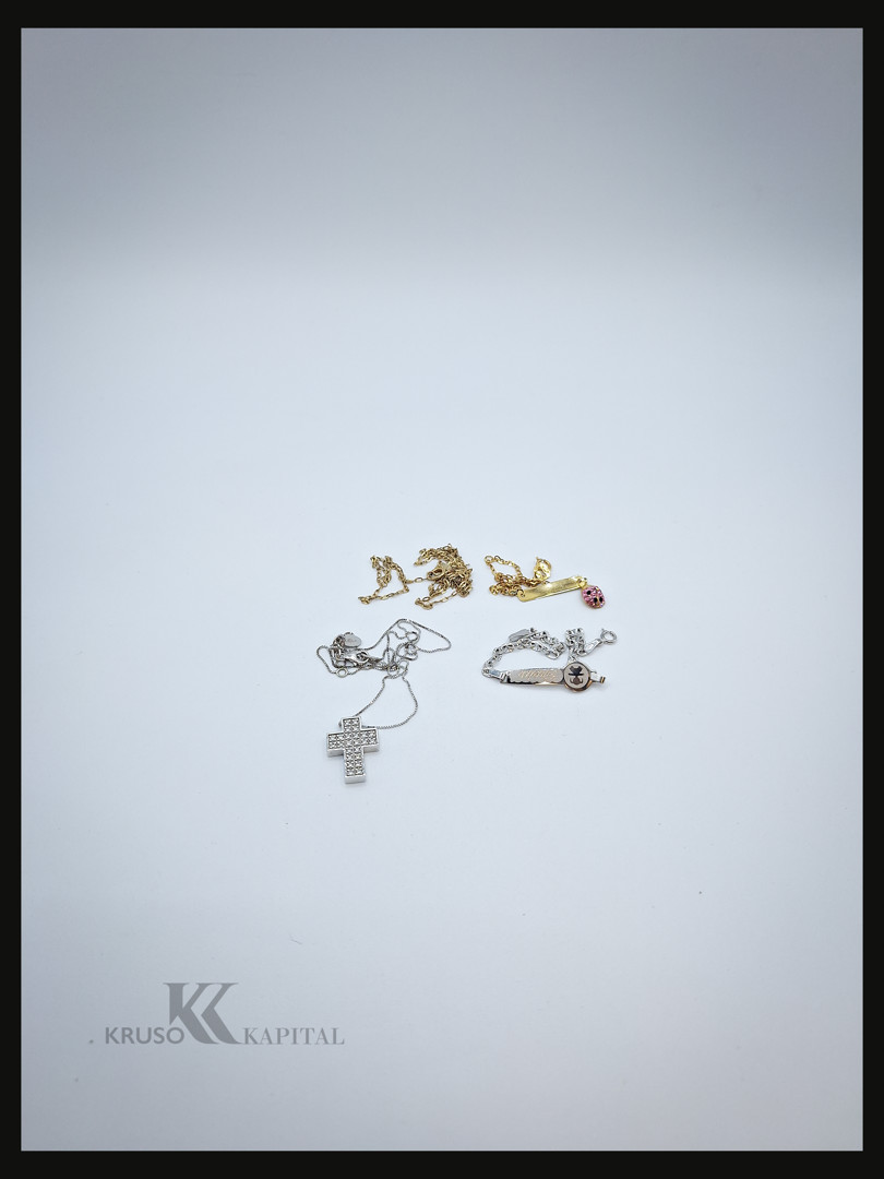 Vari oggetti in oro diamantini pietre