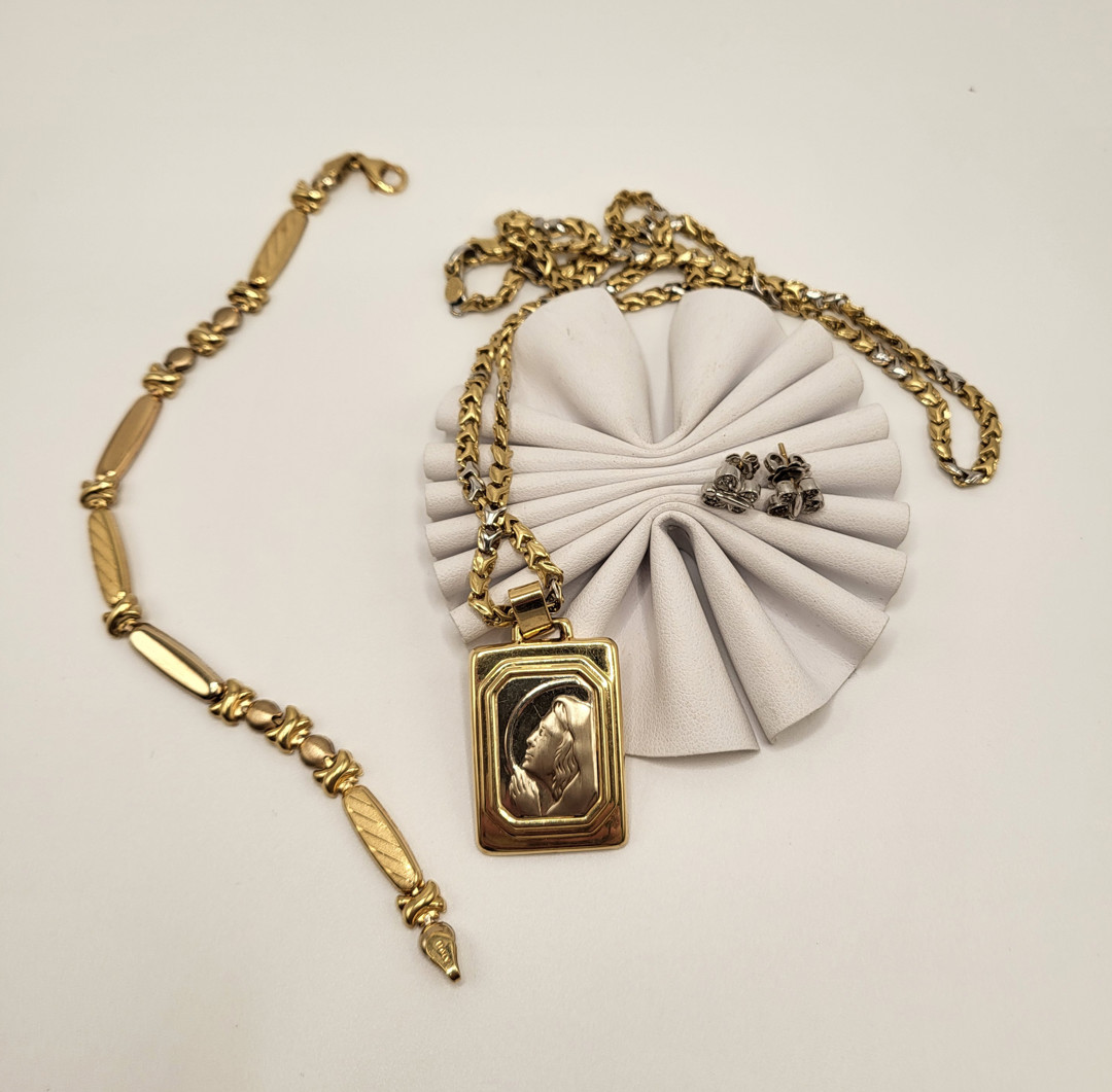Vari oggetti oro diamanti