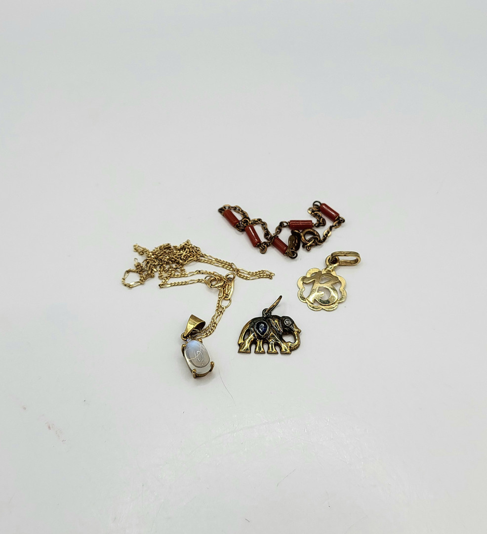 Vari oggetti in oro pietre 