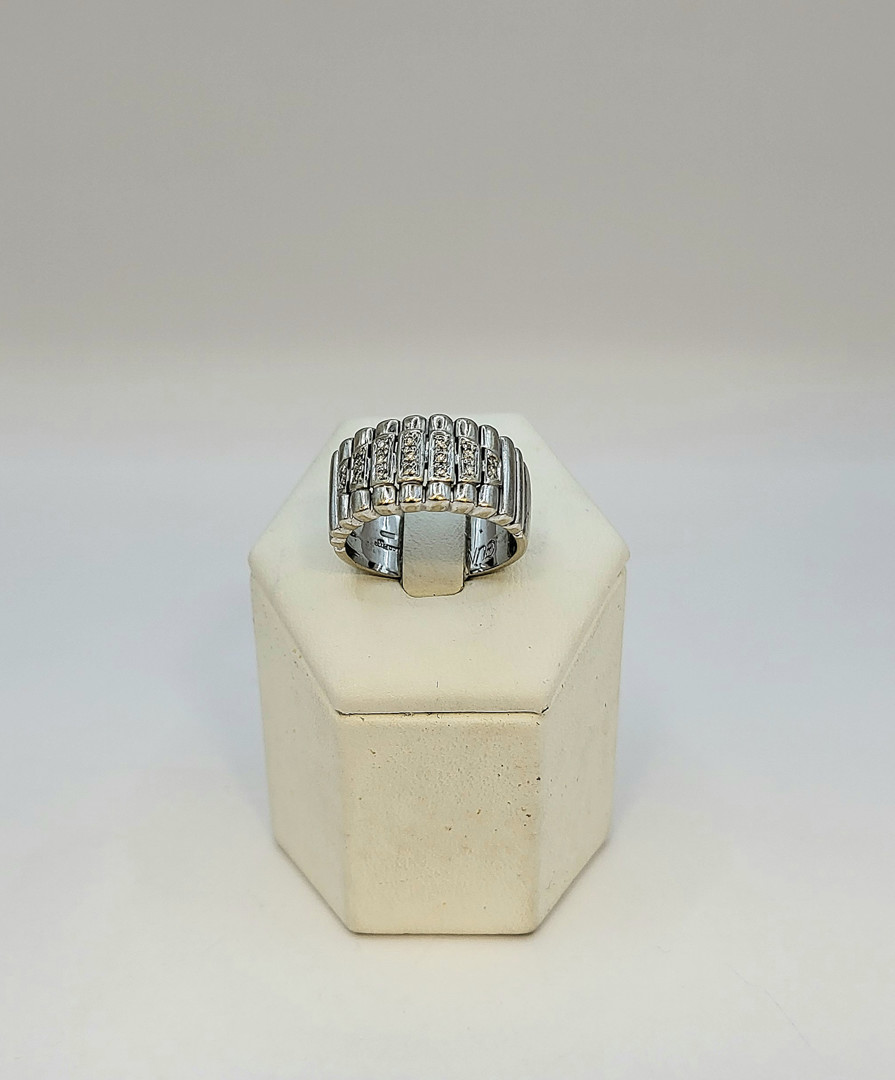 Anello a firma Leo Pizzo oro diamantini