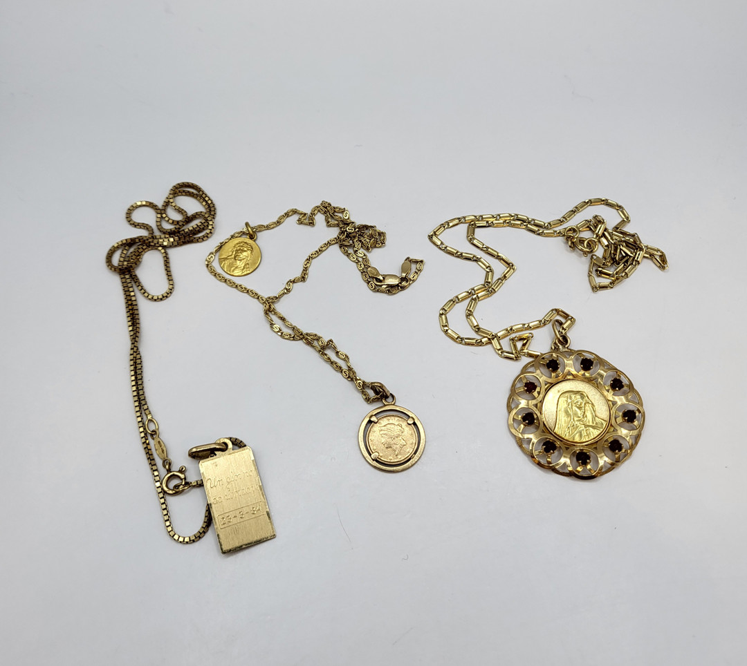 Vari oggetti oro pietra