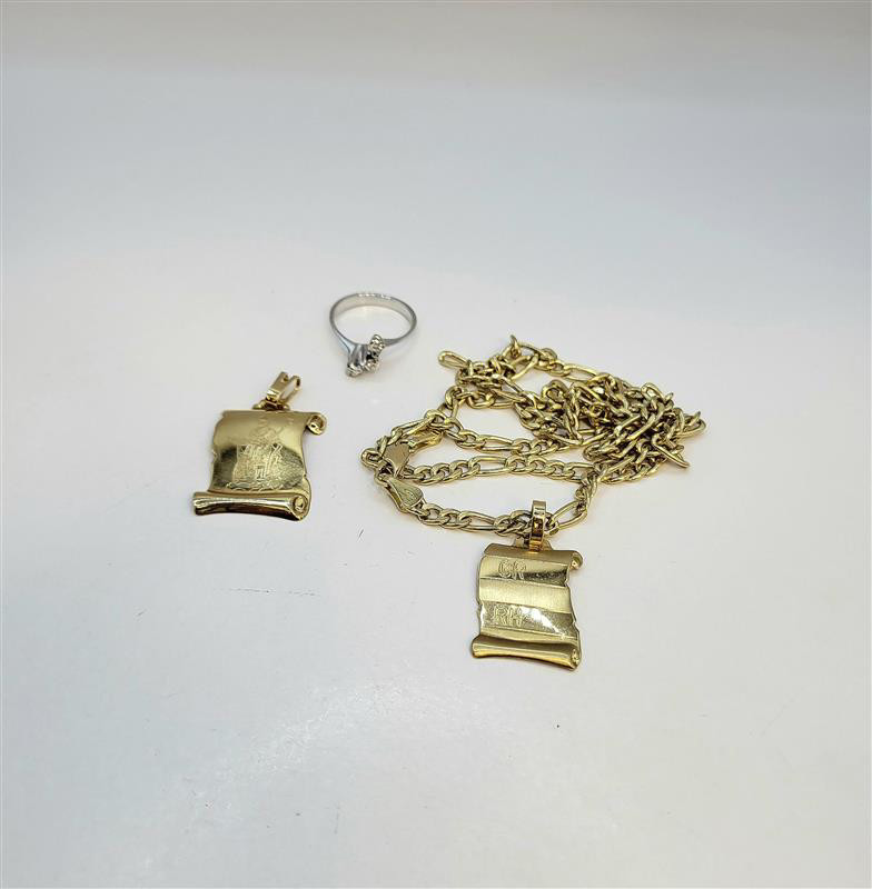 Vari oggetti oro diamanti