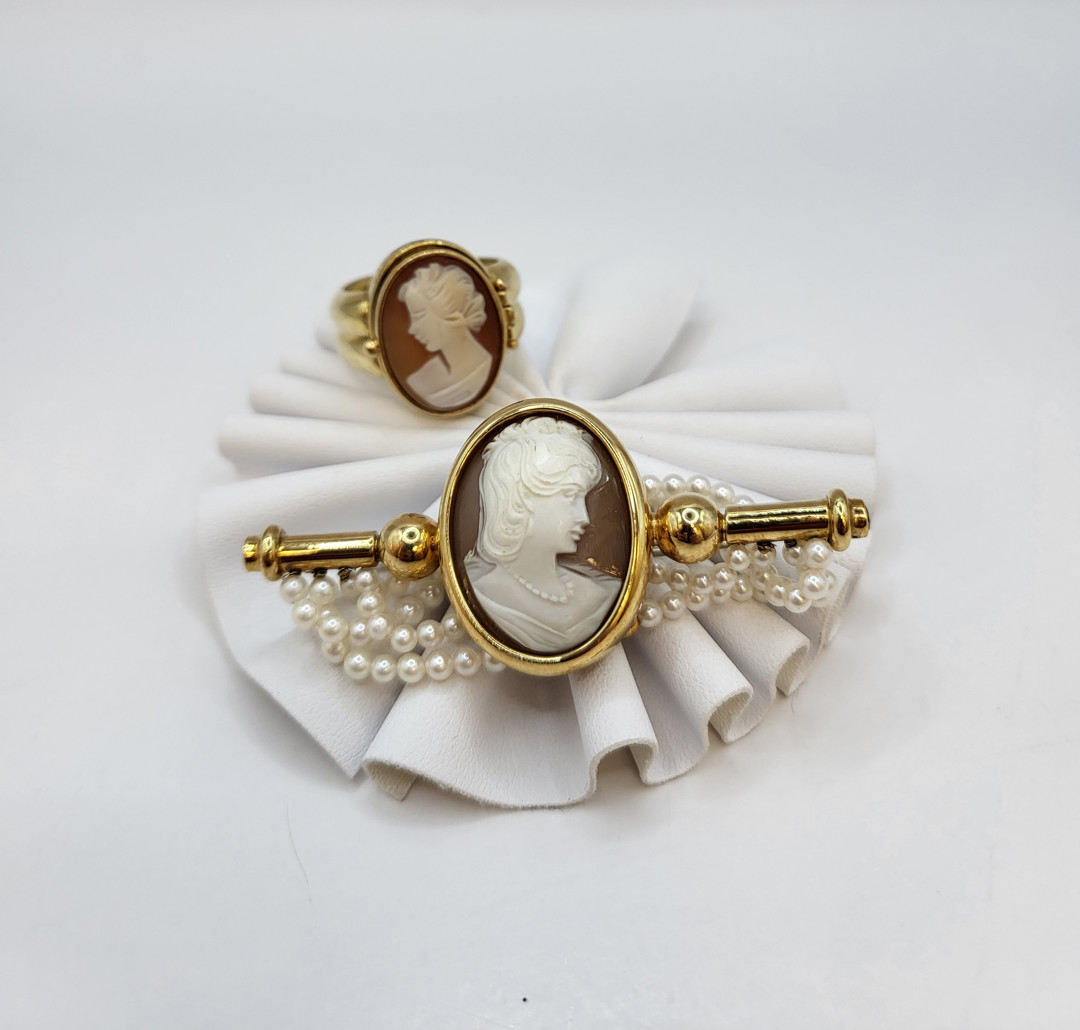 Anello e spilla oro cammeo perline pietre