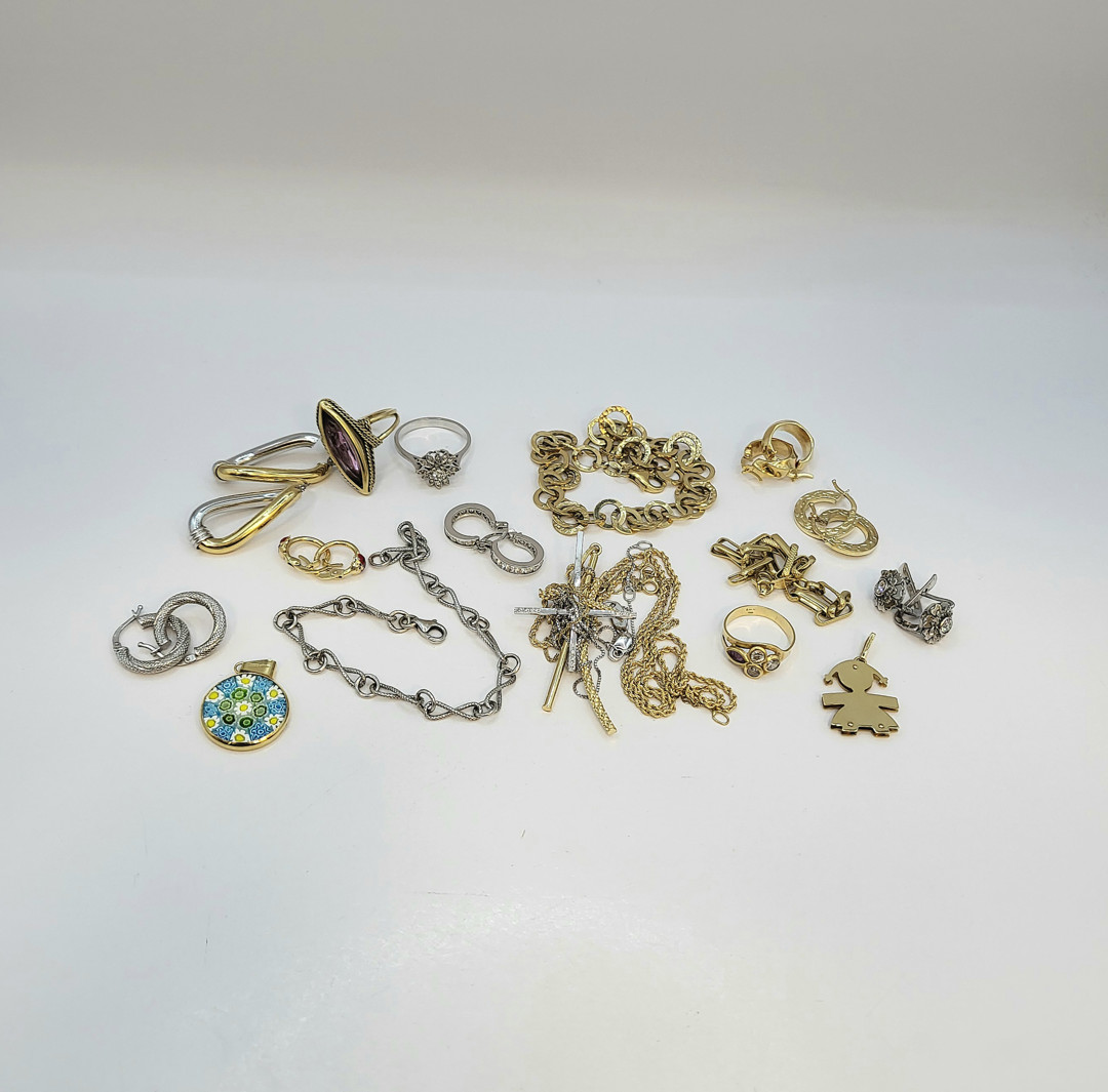 Vari oggetti oro pietre vetri diamantini