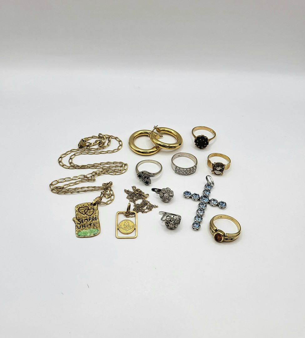 Vari oggetti oro pietre 