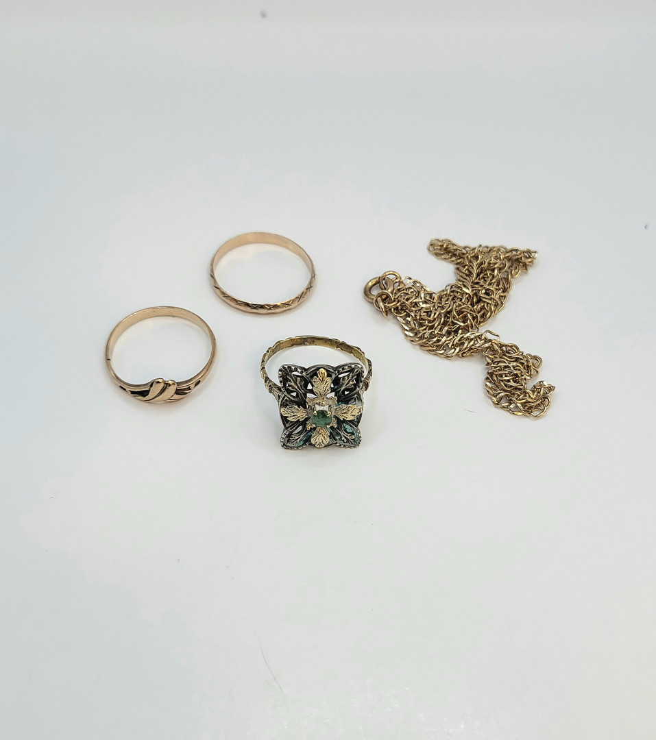 Tre anelli e collana oro argento pietre