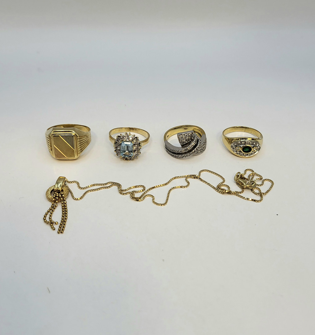 Vari oggetti in oro pietre diamantini 