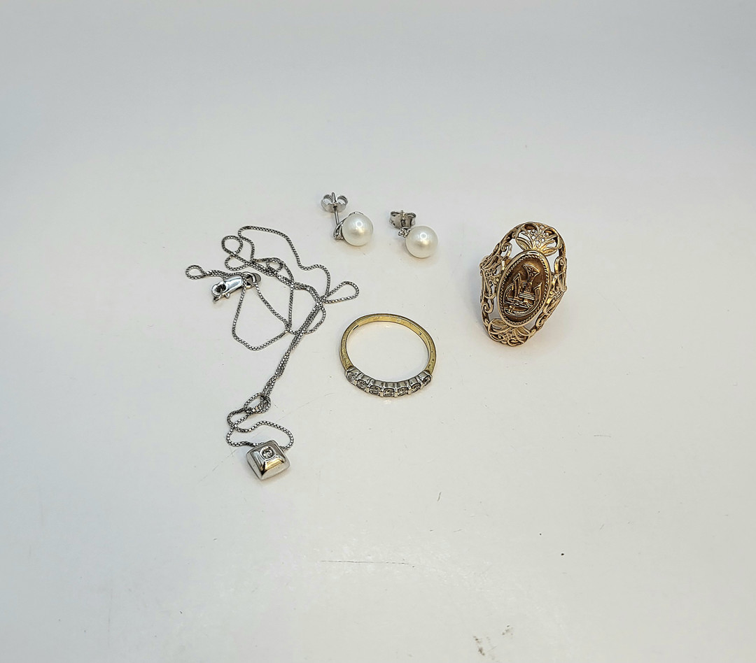 Vari oggetti oro diamantini perle 