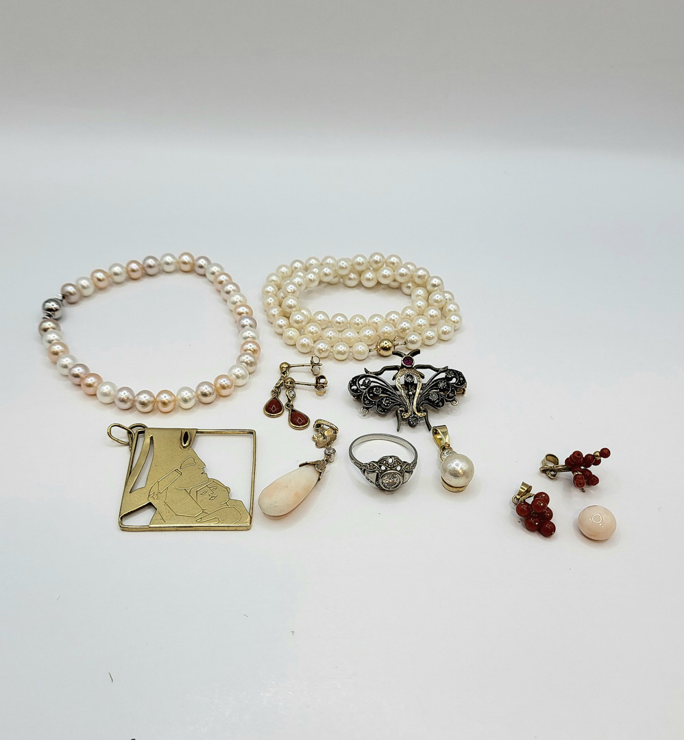 Vari oggetti oro madreperla argento diamanti coralli 