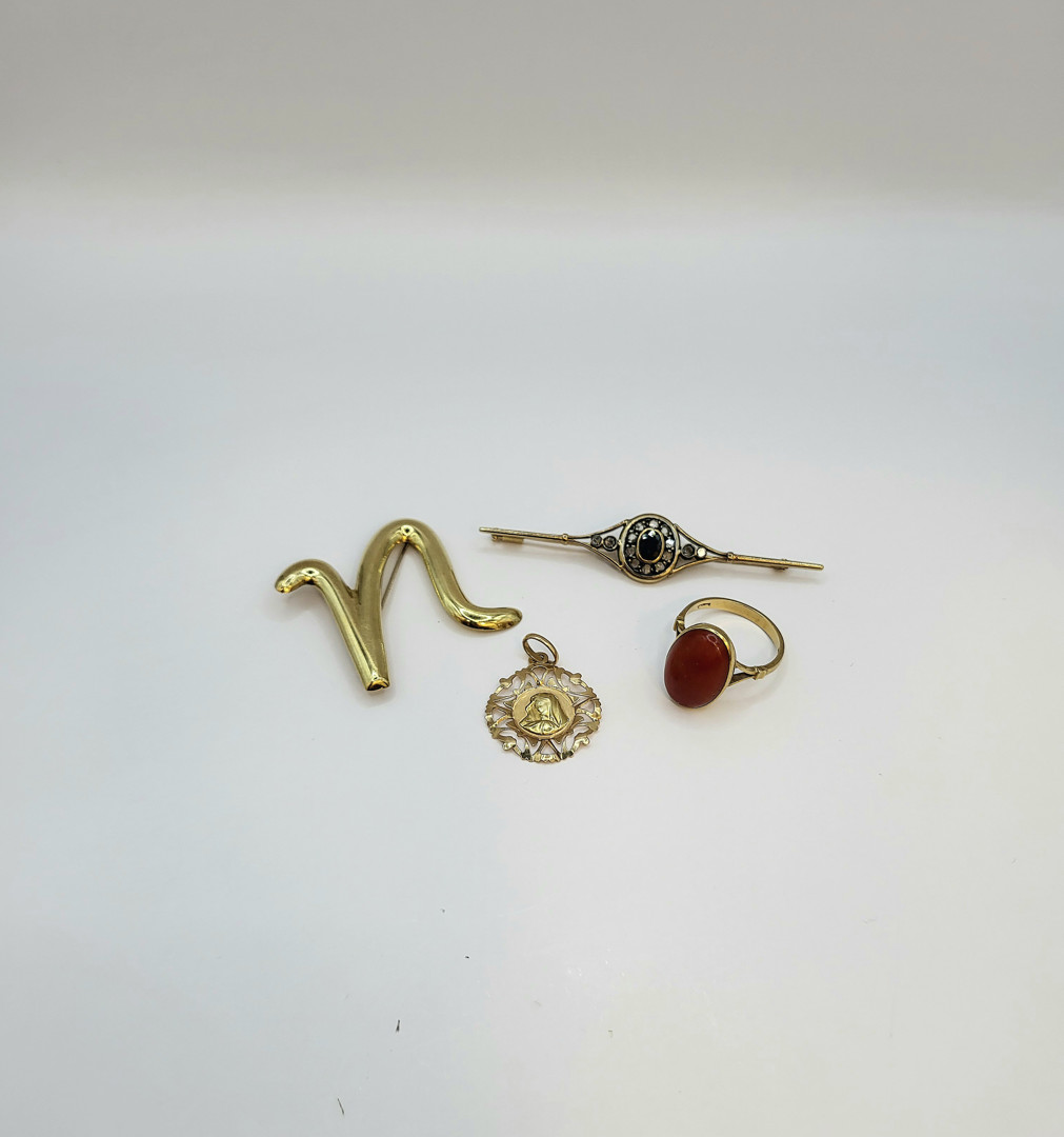 Vari oggetti oro pietre diamantini