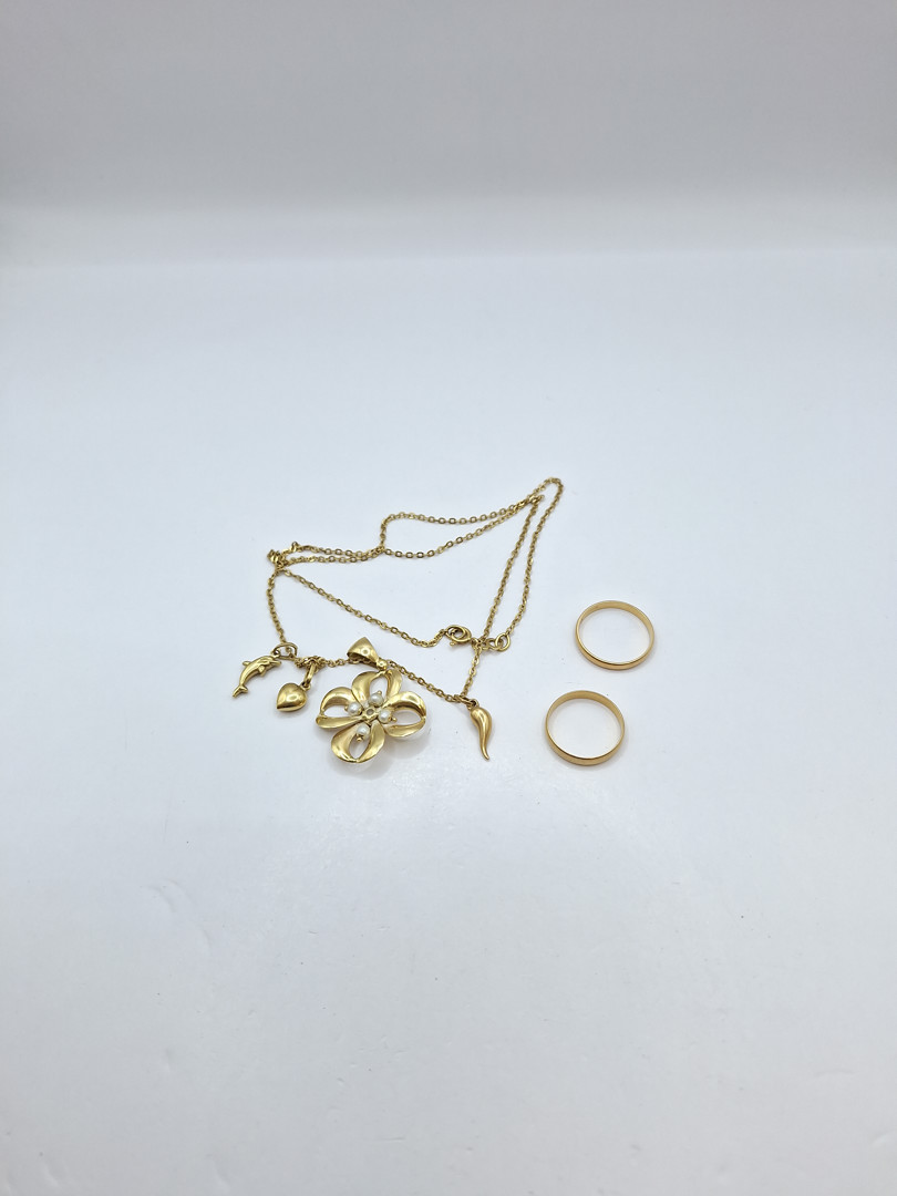 Collana due anelli e quattro ciondoli in oro pietre