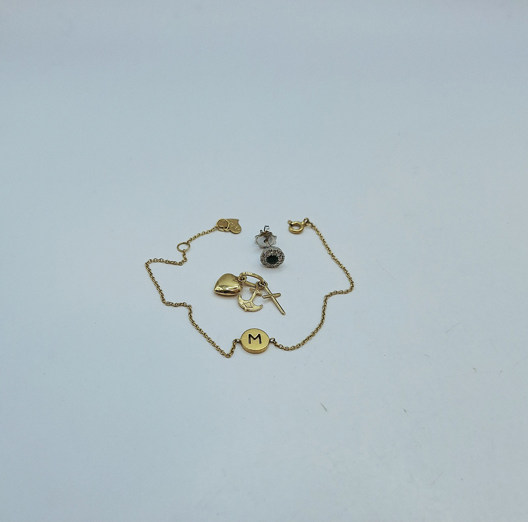 Vari oggetti oro pietre