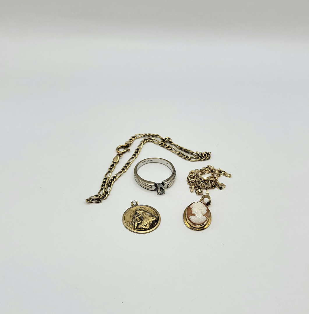 Vari oggetti oro pietra diamantino