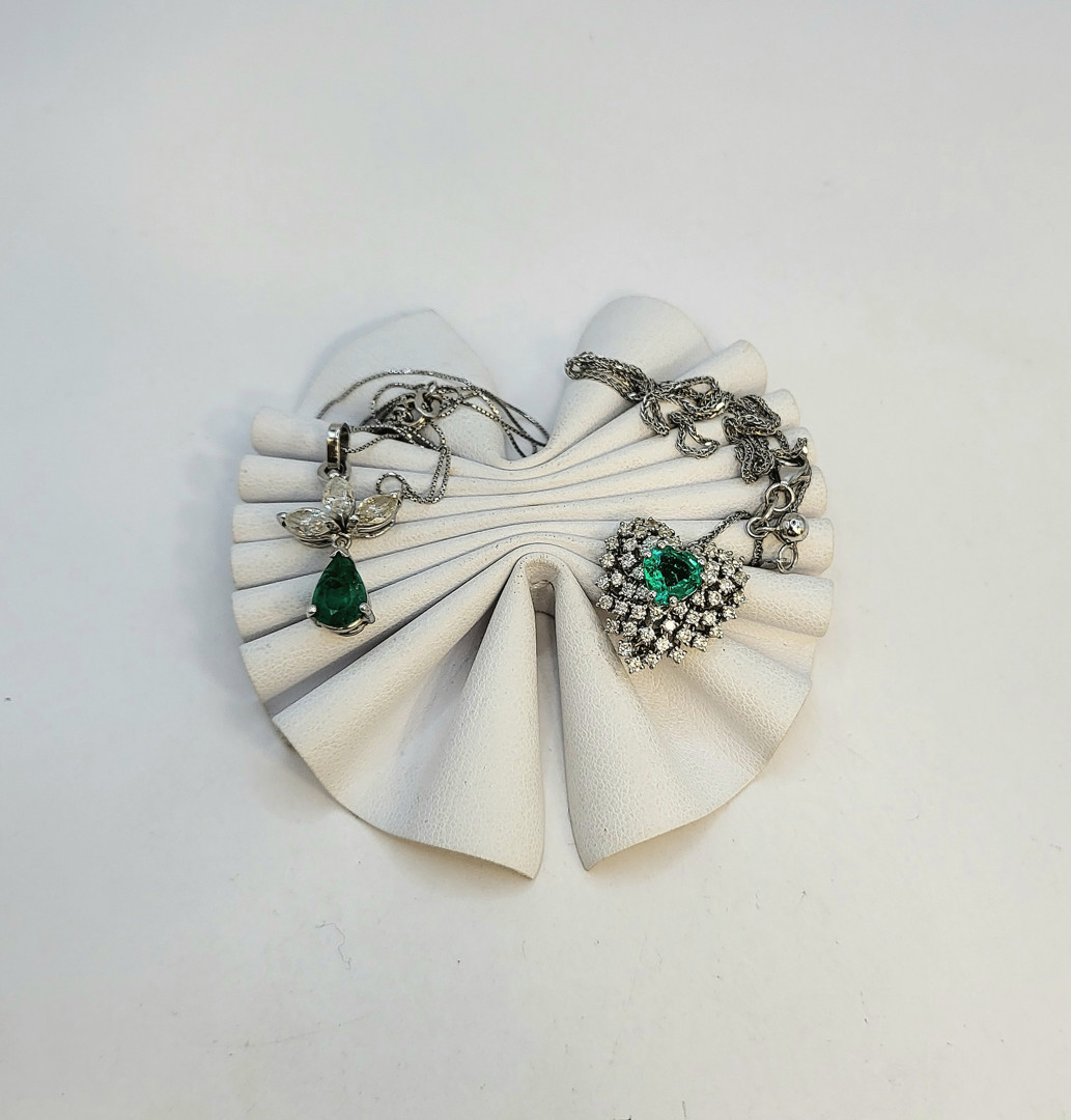 Due collane oro pietre diamanti