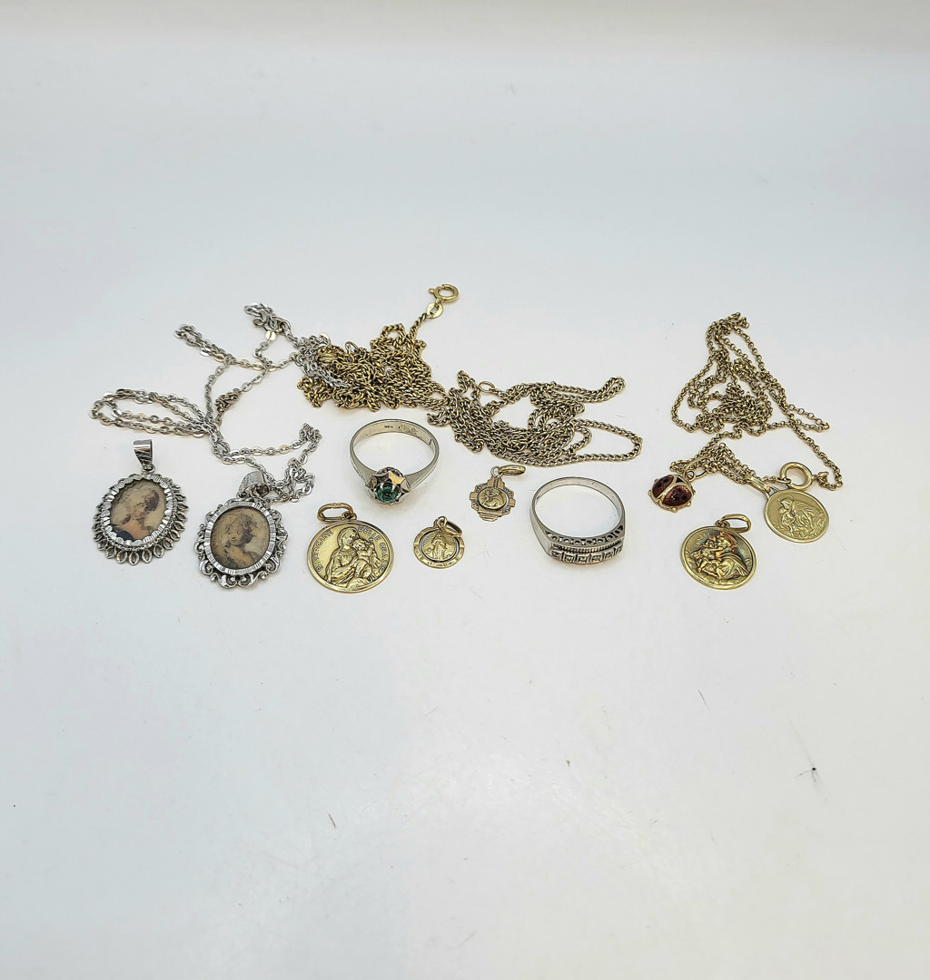 Vari oggetti oro diamanti pietre