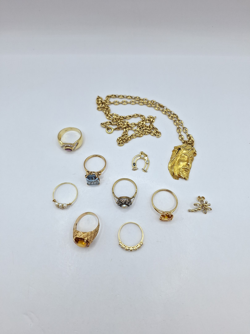 Vari oggetti in oro pietre perline diamanti