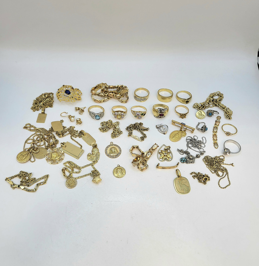 Vari oggetti oro pietre diamantini