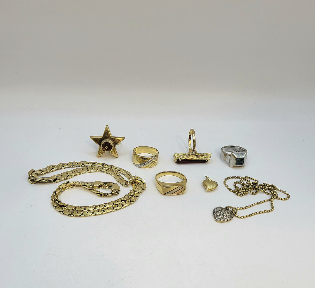 Vari oggetti oro pietre diamantini