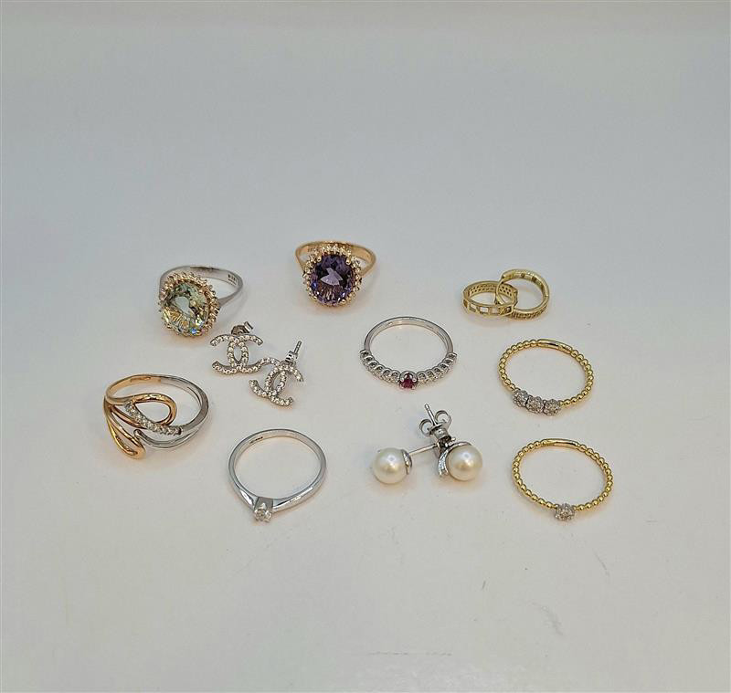 Vari oggetti oro pietre diamantini perle