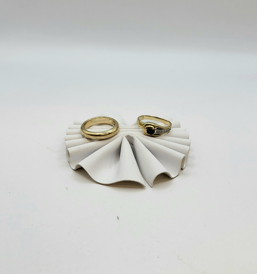 Due anelli in oro pietre 