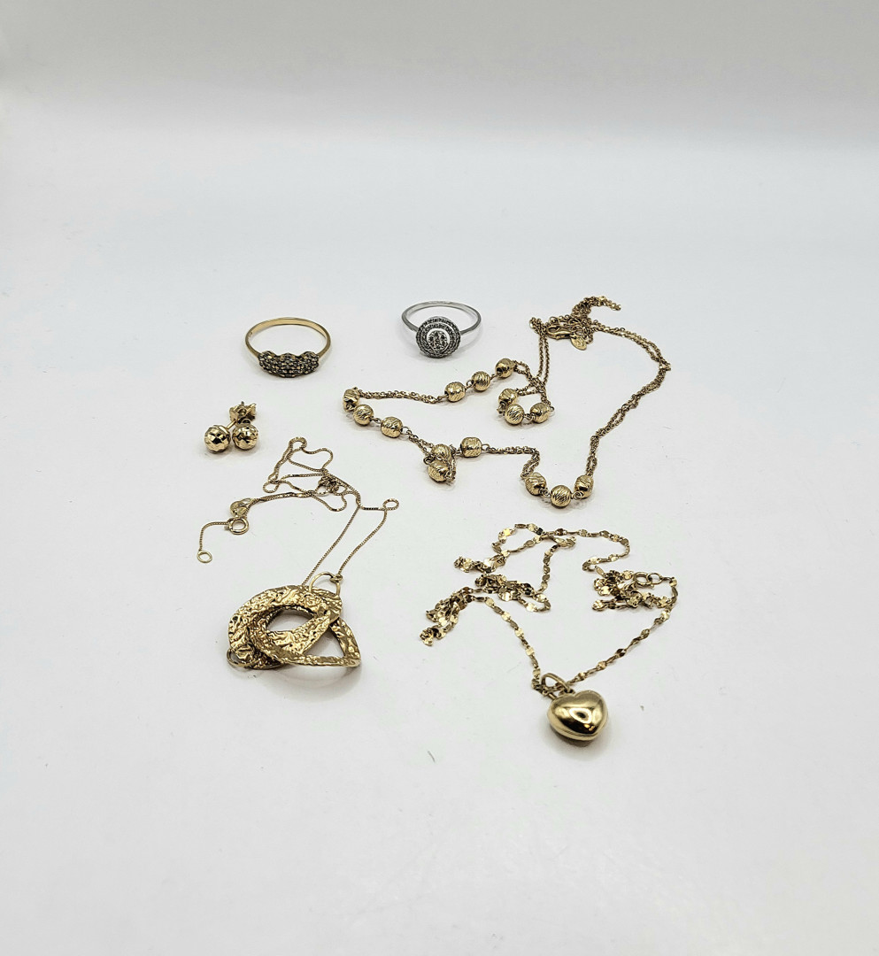 Vari oggetti in oro pietre