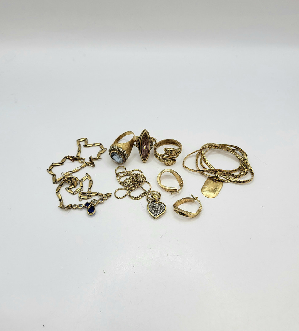 Vari oggetti oro pietre diamantini