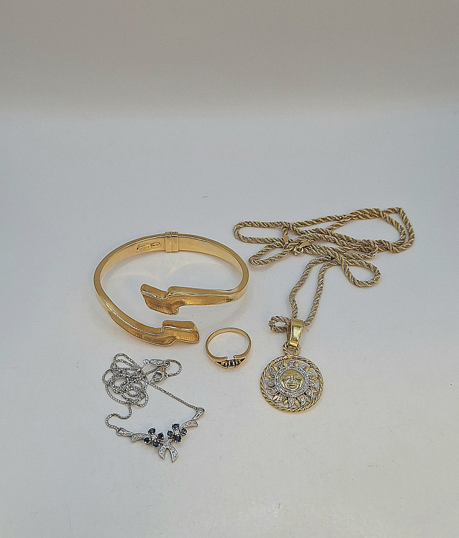 Vari oggetti in oro pietre 