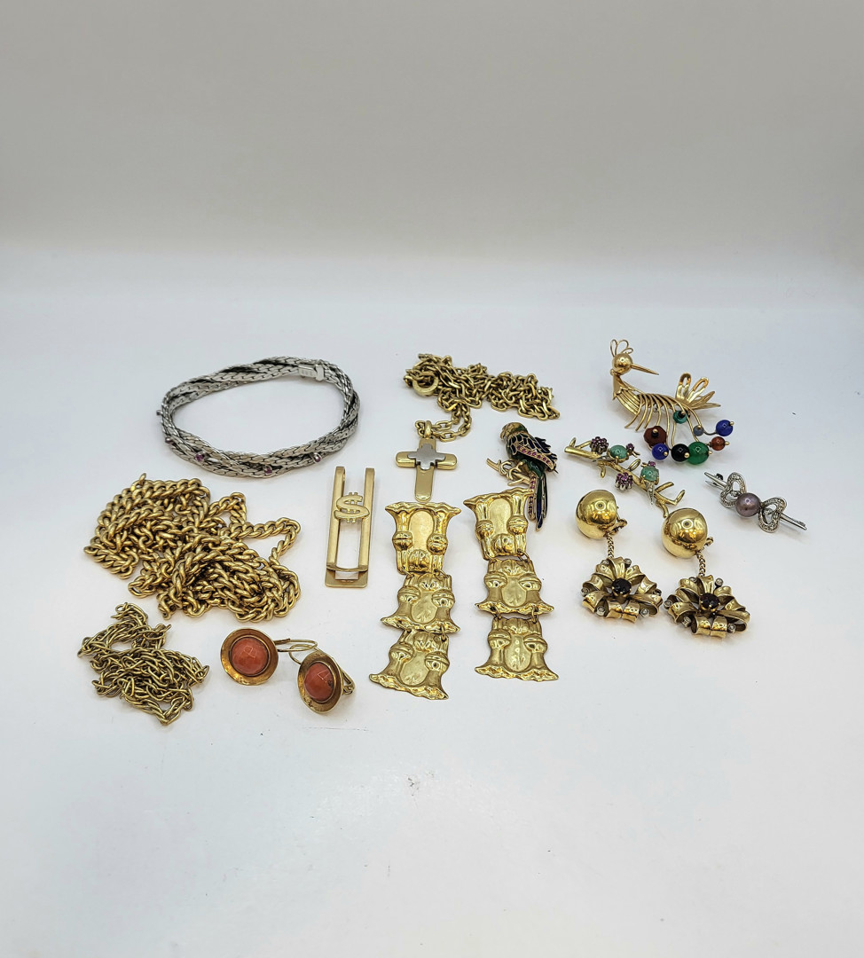 Vari oggetti oro pietre diamantini smalti