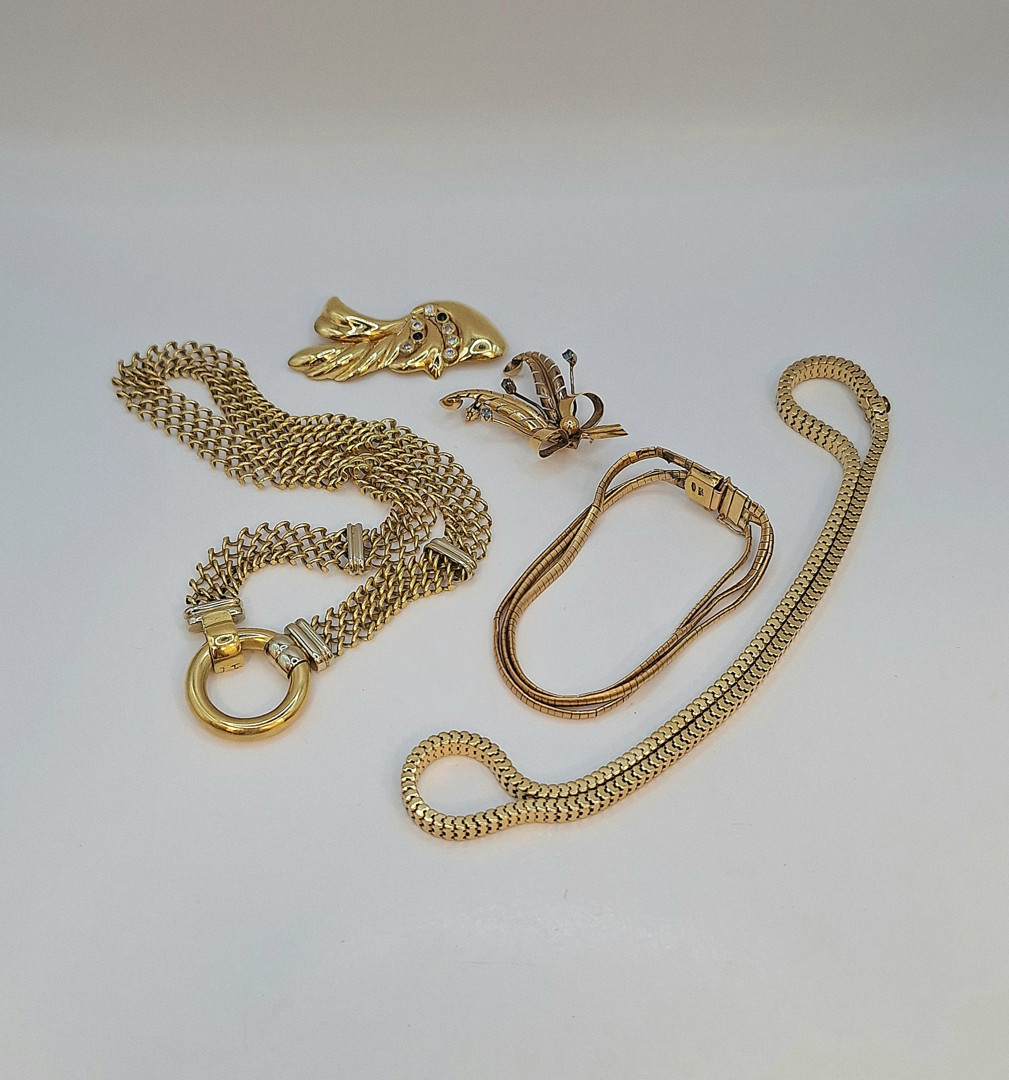 Vari oggetti oro pietre