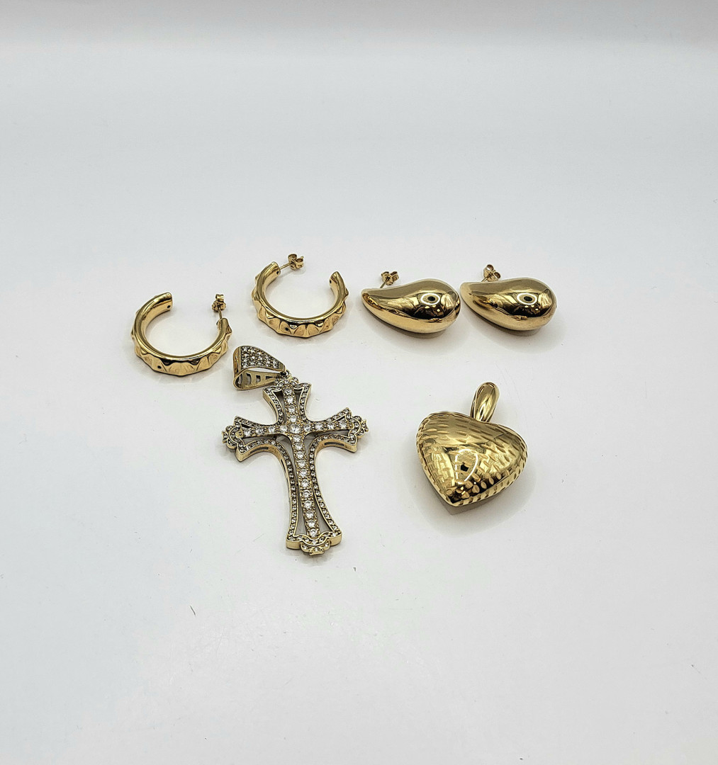 Vari oggetti oro pietre